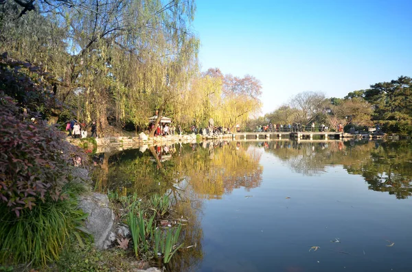 Les gens se promènent autour de la belle région pittoresque du lac Ouest — Photo