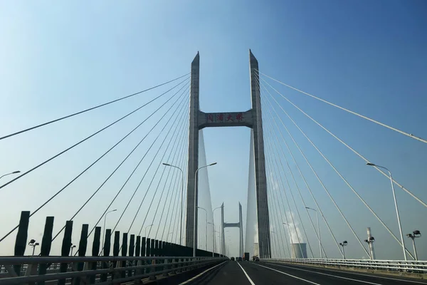 Minpu-Brücke über den Huangpu-Fluss in Shanghai. — Stockfoto