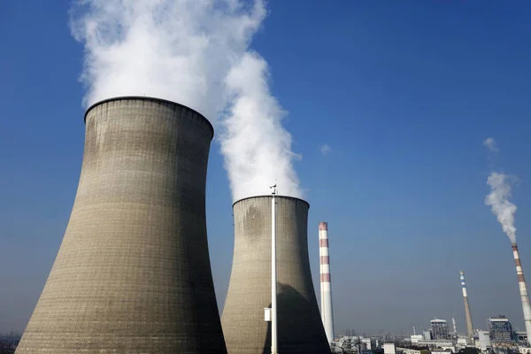 Torres de arrefecimento da central nuclear — Fotografia de Stock