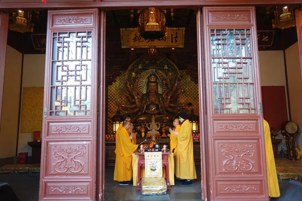 Monjes budistas en el templo de Lingyin — Foto de Stock