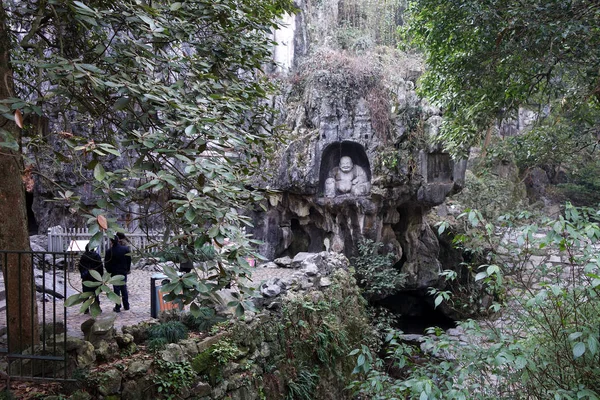 Туристический визит Скульптура смеясь Будда в храме Линъинь в Хань — стоковое фото