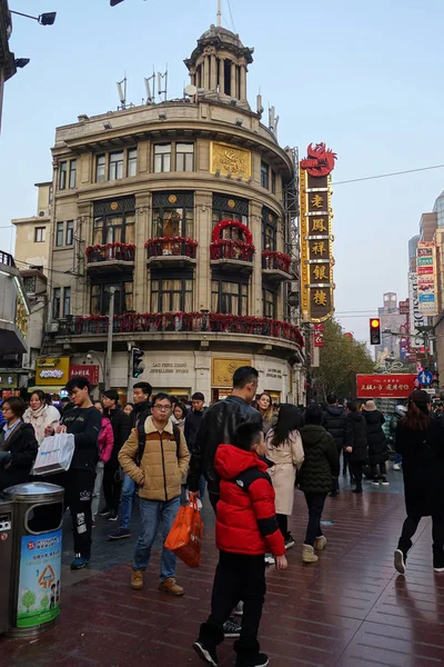 上海の南京路歩行街を歩いている人 — ストック写真