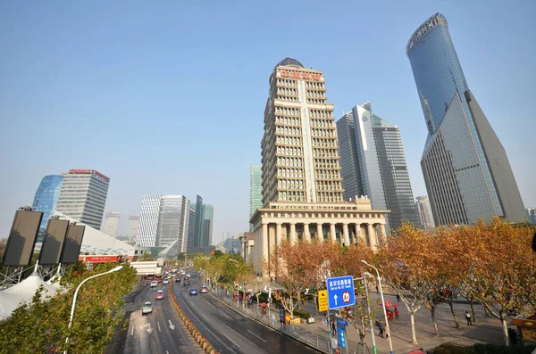 Modern high-rise buildings dot the Shanghai — Stock Photo, Image