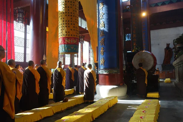 Буддийские монахи в храме Линъинь — стоковое фото