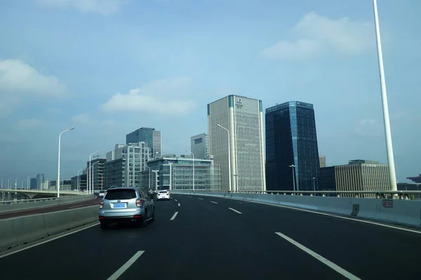 Підвищені дороги, що прорватися через місто Шанхай — стокове фото