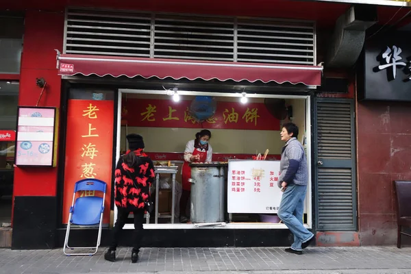 Vendedor ambulante que vende comida local a lo largo de la carretera en Shanghai . — Foto de Stock