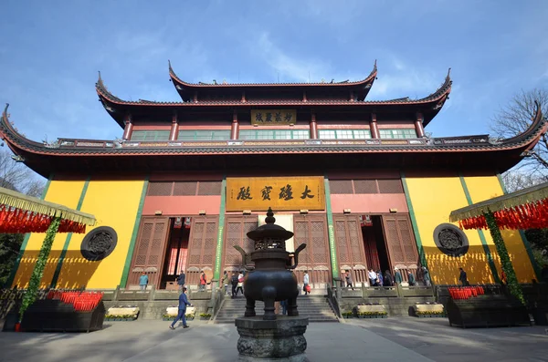 Krásná architektura starověkého buddhistického chrámu, Lingyin temp — Stock fotografie