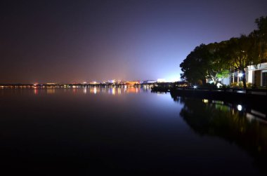 Hangzhou West Lake gece görünümü
