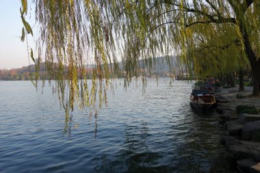 Batı Gölü. Hangzhou popüler park şehir Çin