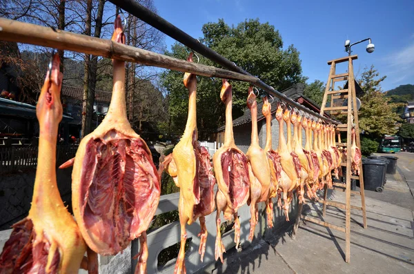 Filas de carne curada colgando a secar — Foto de Stock