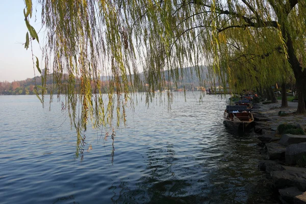 Batı Gölü. Hangzhou popüler park şehir Çin