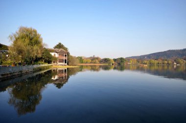 İnsanlar Hangzhou Çin Batı Gölü ziyaret