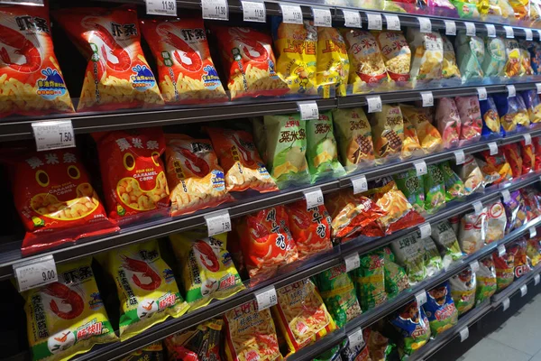 Snack in confezione in vendita — Foto Stock