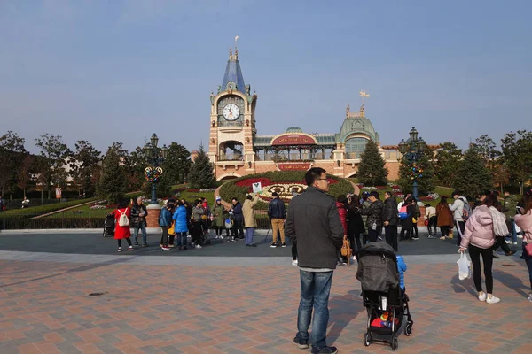 游客在中国上海迪斯尼乐园内享受活动 — 图库照片
