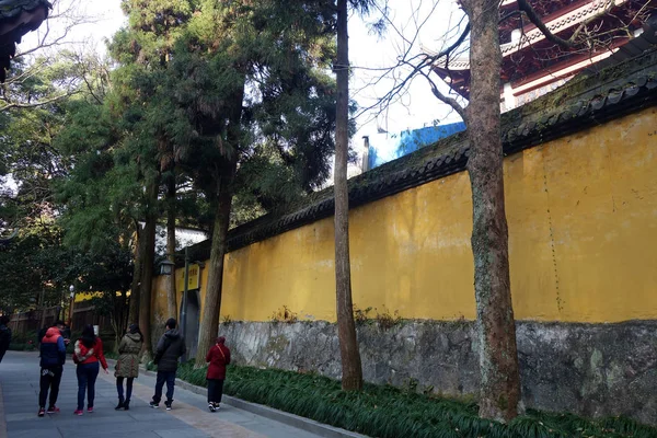 Los turistas caminan por el Templo Lingyin — Foto de Stock