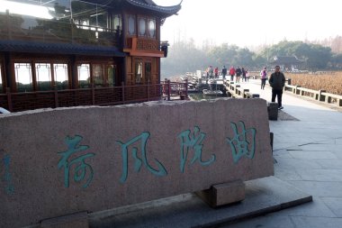 Turistler bir köprüyü Hangzhou'nın Batı Gölü