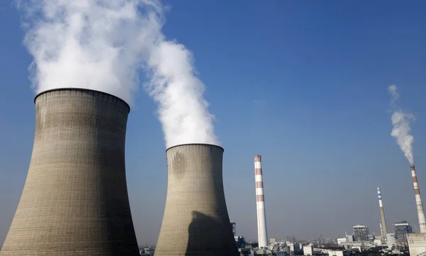 Chladicí věže jaderné elektrárny — Stock fotografie