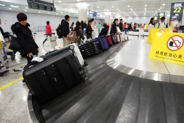 Bagaj Konveyör bant üzerinden bekleyen yolcular