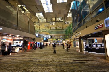 Changi Havalimanı'na gidiş salonunda