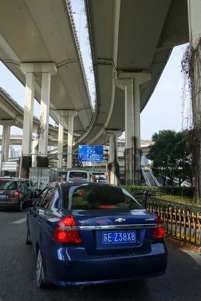 Verkehr unter moderner Überführung in Shanghai — Stockfoto