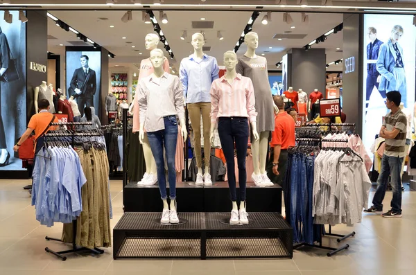 Jo paradigma Mall, mağaza moda giysiler görüntülemek — Stok fotoğraf
