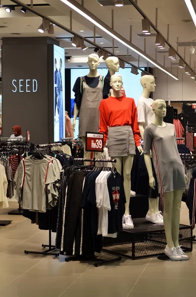 Mode kleding weergeven in warenhuis in paradigma Mall, Jo — Stockfoto