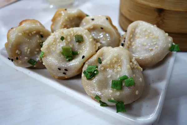 Panela de Shanghai bolinho de porco frito — Fotografia de Stock