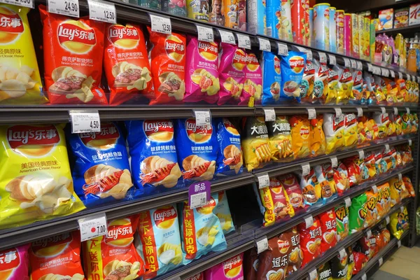 Chipsy i przekąski w opakowania do sprzedaży — Zdjęcie stockowe