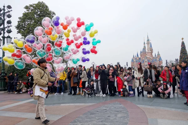 Touristen genießen Aktivitäten im Shanghai Disneyland, China — Stockfoto
