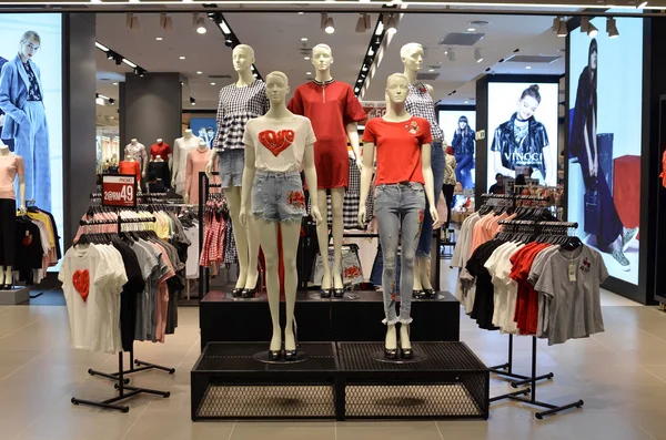 Mode kleding weergeven in warenhuis in paradigma Mall, Jo — Stockfoto