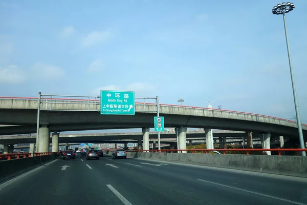 Tráfico en el paso elevado moderno en Shanghai . —  Fotos de Stock