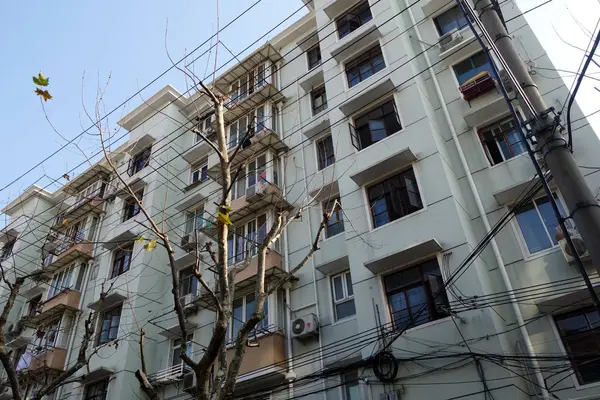 Old residential building in the Puxi district of Shanghai city. — Stock Photo, Image