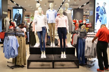 Jo paradigma Mall, mağaza moda giysiler görüntülemek