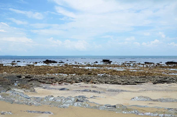 Paesaggio di spiaggia rocciosa — Foto Stock
