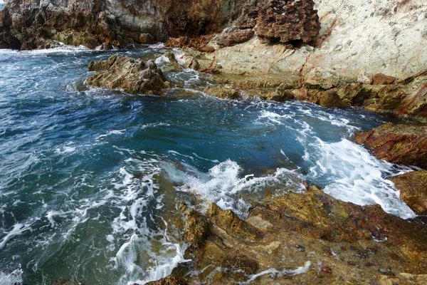 Waves on stone beach — Stock Photo, Image