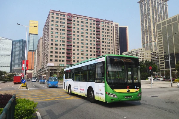 Passagierbus fährt auf Straße in Macau — Stockfoto