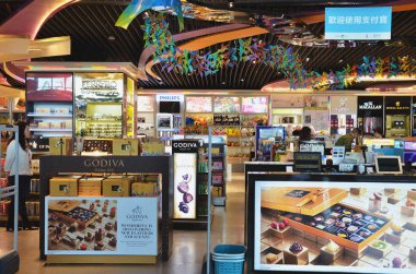 Macau Uluslararası Havaalanı Duty free mağazasında.