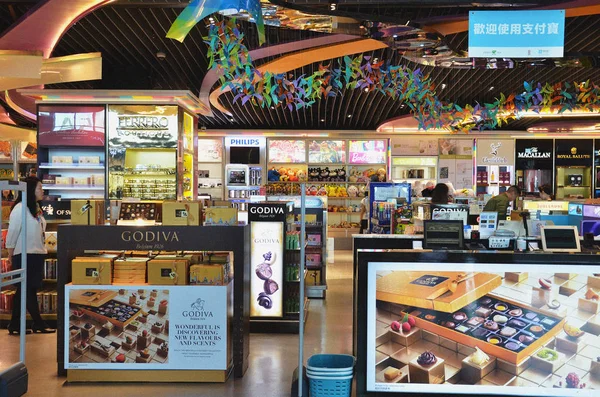 Tienda libre de impuestos en Macao Aeropuerto Internacional . —  Fotos de Stock