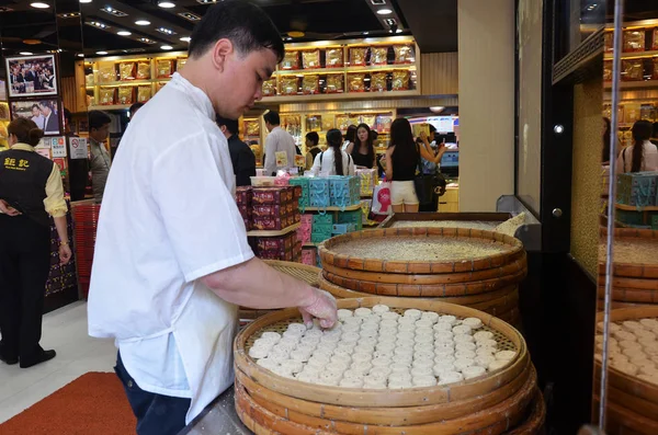 Famosa tradicional Macau produção de biscoitos de amêndoa em uma rua s — Fotografia de Stock