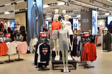 Jo paradigma Mall, mağaza moda giysiler görüntülemek