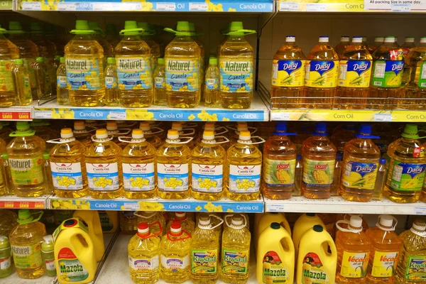 Óleos de cozinha vendidos no supermercado — Fotografia de Stock