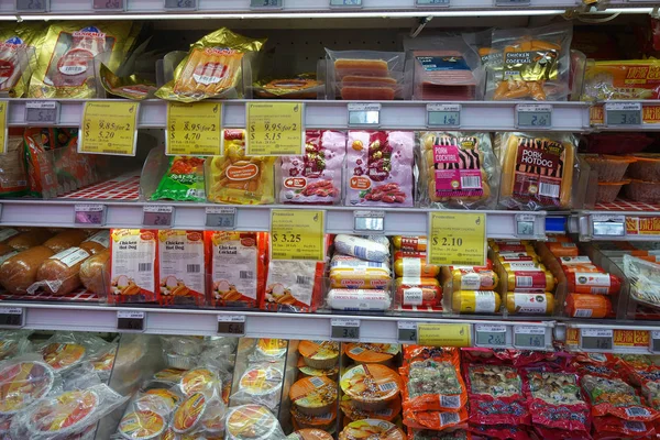 Varios de los alimentos fríos conservados que se venden en el supermercado en Johor Mal —  Fotos de Stock