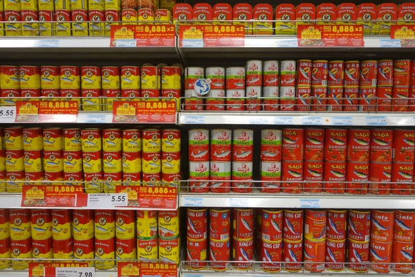 Cetim peixe pode comida vendida no supermercado — Fotografia de Stock