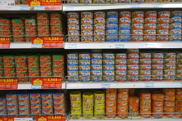 Conserves de poisson peut aliments vendus dans les supermarchés — Photo