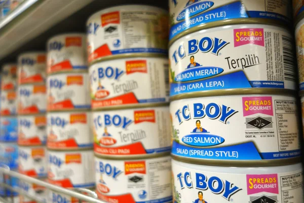 TC Boy latas de salmão vendidos no supermercado — Fotografia de Stock