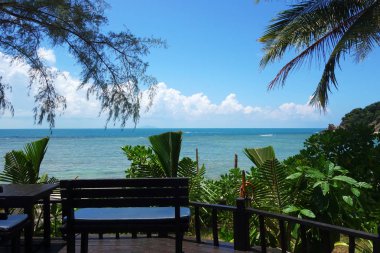 Şezlong ile tropikal plaj