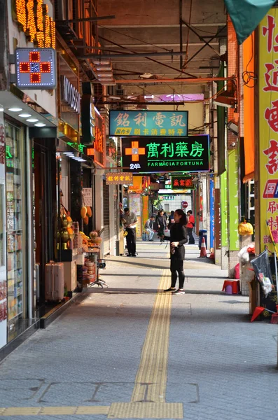 Carteles publicitarios en una calle de Macao . — Foto de Stock