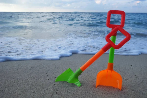 Zabawki na piasku plaży — Zdjęcie stockowe