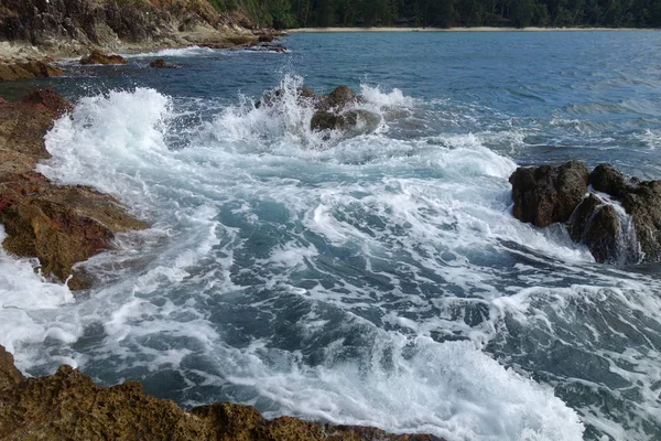 Waves on stone beach — Stock Photo, Image