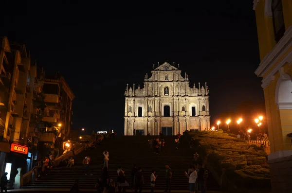 Руины собора Святого Павла ночью — стоковое фото
